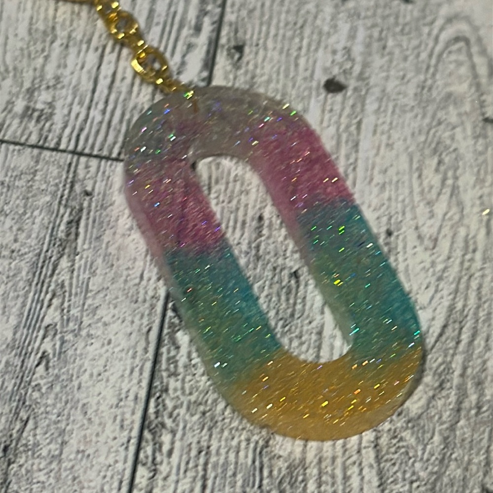 Resin sparkling monogram O key chain handmade - Picture 3 of 3